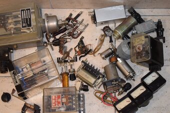WWII nemecké letecké diely, servo motory a male suciastky - 12