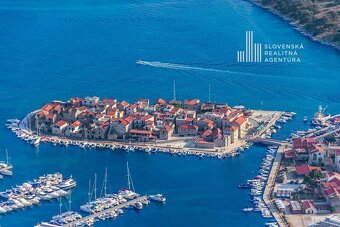 Exkluzívna kamenná vila s vírivkou a 360° panoramatickým výh - 12