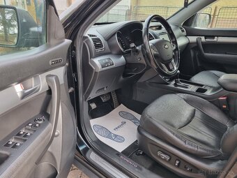 ===Kia Sorento=== - 12