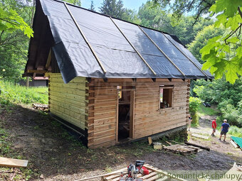 Dve drevenice na jednom pozemku v horách Javorníkov na pre - 12