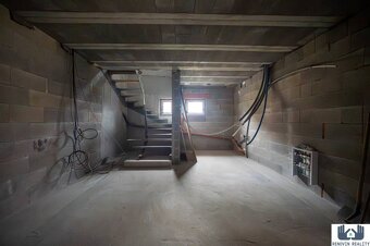 Elegantný dvojpodlažný rodinný dom s veľkým pozemkom v obci  - 12