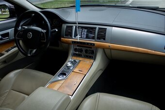 Jaguar XF 2.2D Premium Luxury - 12