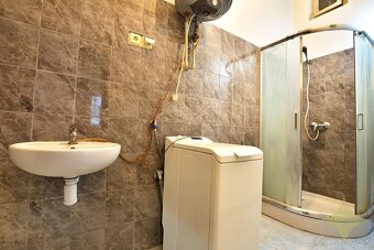 Na predaj 2-izbový byt so samostatným dvorom. - 12