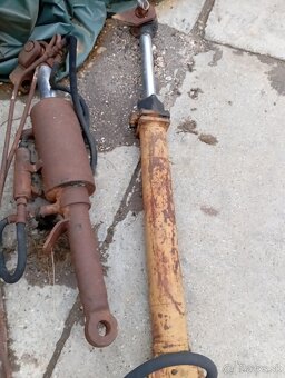 BULDOZER T130 CHLADICE A HYDRAULICKE VALCE - 12