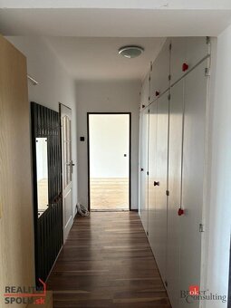 2 izbový byt s balkónom, záhradou a garážou, Nové Mesto nad  - 12