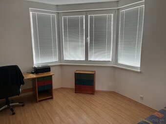 Predám 4izb bungalow,veľká garáz, veľký prestrešený bazén - 12