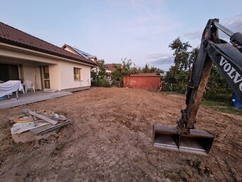 Výkop, úprava terénu, prípojky, prevoz materiálu. - 12