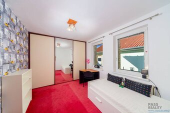 Rodinný dom s podkrovím, 2-garážou, parking, vírivka v srdci - 12