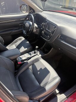 Mitsubishi Outlander SUV - 12