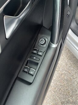 Volkswagen Passat B7 Combi 2.0 TDI 103kW Highline - 12