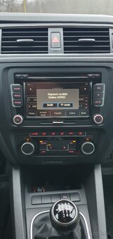 Volkswagen Jetta 2,0 TDI Highline manuál - 12