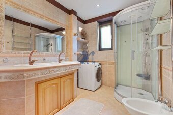 ZNÍŽENÁ CENA 6- izb. RD s bazénom v blízkosti centra BA - 12