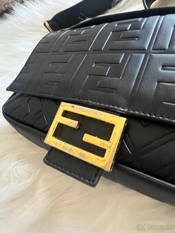 Čierna Fendi kabelka - 12