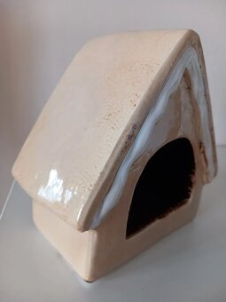 Keramická zasnežená béžová chalúpka 16x16x9,5 cm - 12