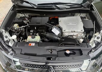 Mitsubishi Outlander 2,4 PHEV Top 4WD odpočet DPH benzín - 12