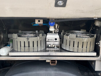 Prodám cisternový MAN TGS 26.400 6X2-4 LL EURO 3 - 12