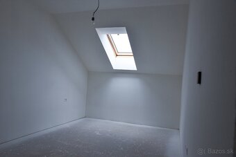 NA PREDAJ: 3-izbový holobyt s výhľadom na Spišský hrad - 12