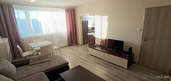 REZERVOVANÝ- Pekný 2izbový byt na námestí - 12
