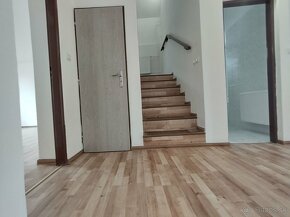 Exkluzívny predaj 6.izb 220m2 RD v obci Horňany a pozemkom - 12