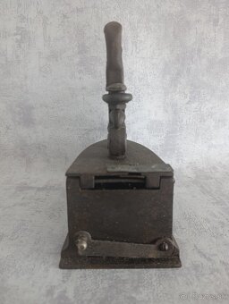 Stará atypická žehůlička DRAK do sbírky. S hvězdou - 12