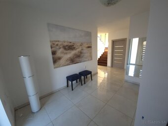 Luxusný, elegantný a veľký 5 izbový rodinný dom Zamarovce - 12