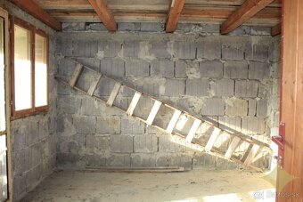 Murovaná chata s elektrinou a úžitkovou vodou na okraji obce - 12