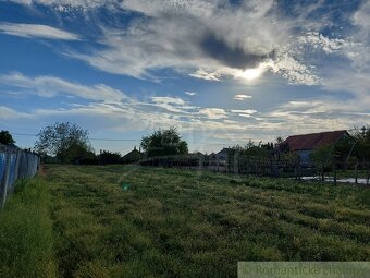 Priestranný pozemok v centre podunajskej vinárskej dedinky - 12