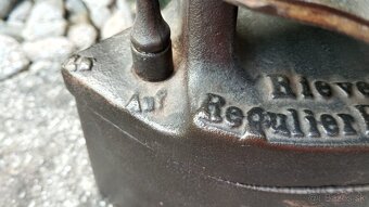 Obrovská komínová velmi stará sbírková žehlička D.R.G.M. - 12