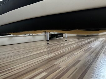 Posteľ, nočné stolíky, nočné lampy - 12