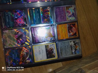 Pokémon album s V/VMAX + zlatý tréner – 30 € (pôvodne 67 €) - 12