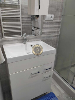 PREDAJ: 2 izb. byt 41 m2 + loggia kompletná rekonštrukcia - 12