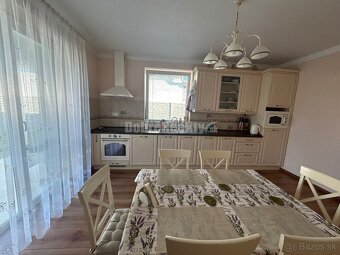 Unikátny 4 izbový rodinný dom pri jazere, kompletne zariaden - 12