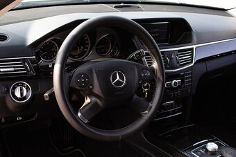 Mercedes-Benz E trieda Sedan - 12