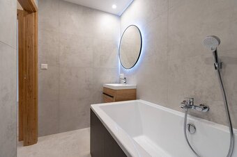 NA PREDAJ,3- IZB.BYT,KOMPLETNÁ REKONŠTRUKCIA,UL. SOKOLOVSKÁ, - 12
