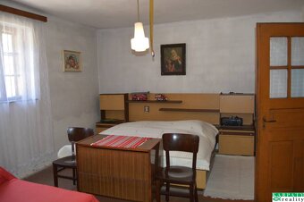 Chalúpka v typickom štýle Záhoria, pod starou lipou - 12