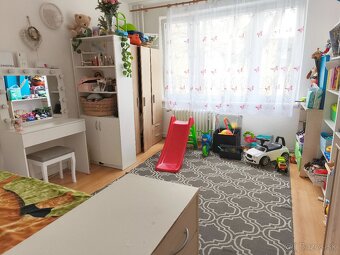 PREDAJ trojizbový byt v centre mesta - 12