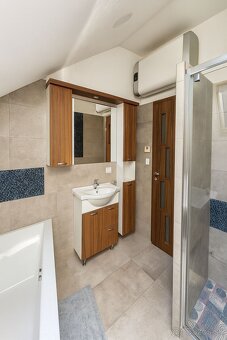 Krásny dom s bazénom, garážou a altánkom ZNÍŽENÁ CENA - 12