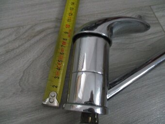 kuchynskú pákovú vodovodnú batériu a s dvomi batériovými pre - 12