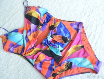 Dámske plavky a bikiny veľ. L - 12