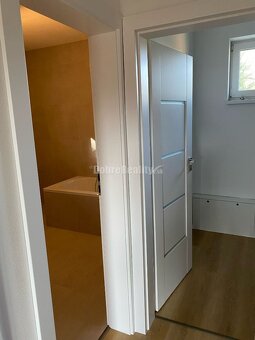 Štýlová novostavba 3-izbového bytu s terasou v obci Banka, l - 12