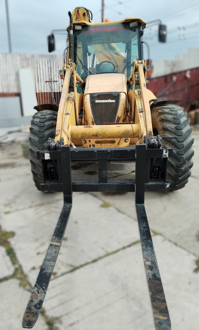 rýchloupínač a paletovacie vidly na traktorbáger komatsu WB - 13