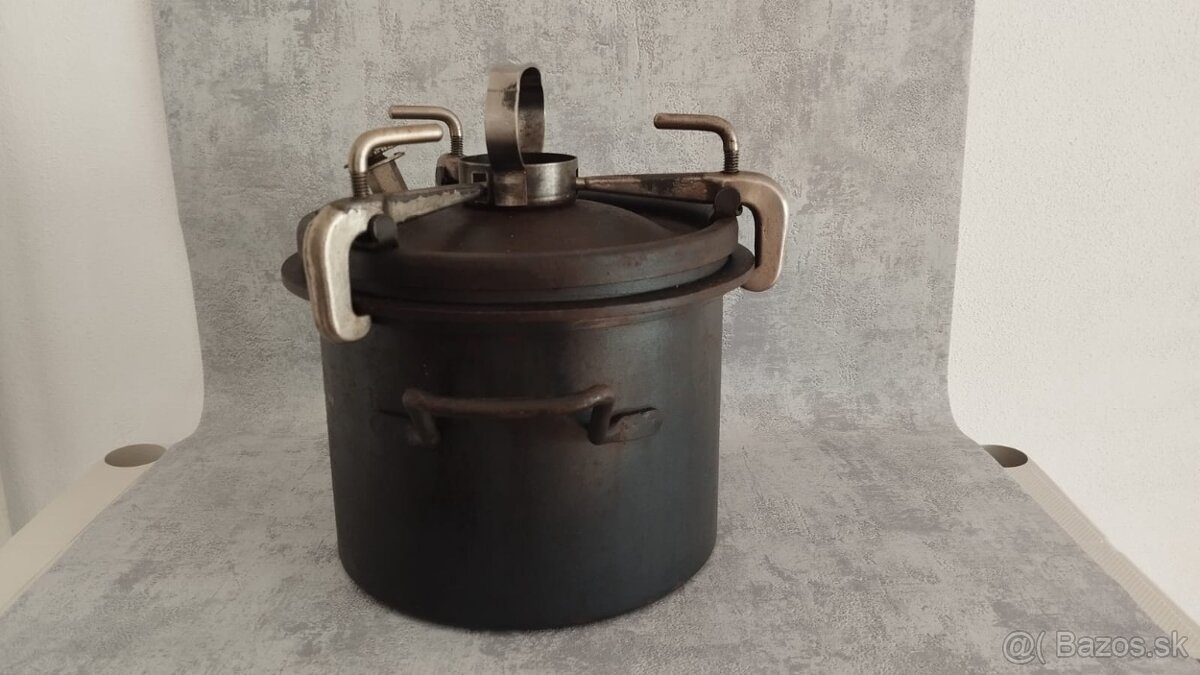 Velmi starý tlakový hrnec tz.tlakáč D.R.G.M - 13