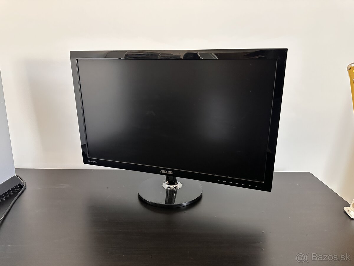 Pc zostava s monitorom a reproduktormi - 13