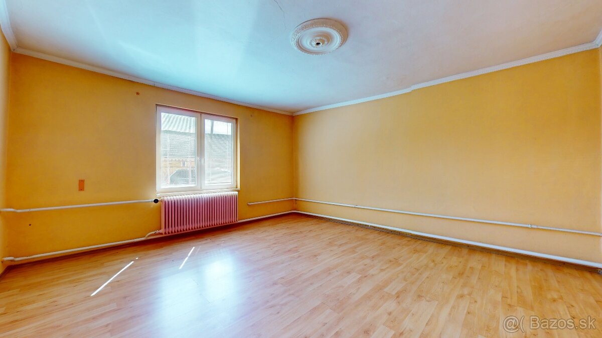 LIMITOVANÁ CENA - Starší rodinný dom so slnečným pozemkom - 13