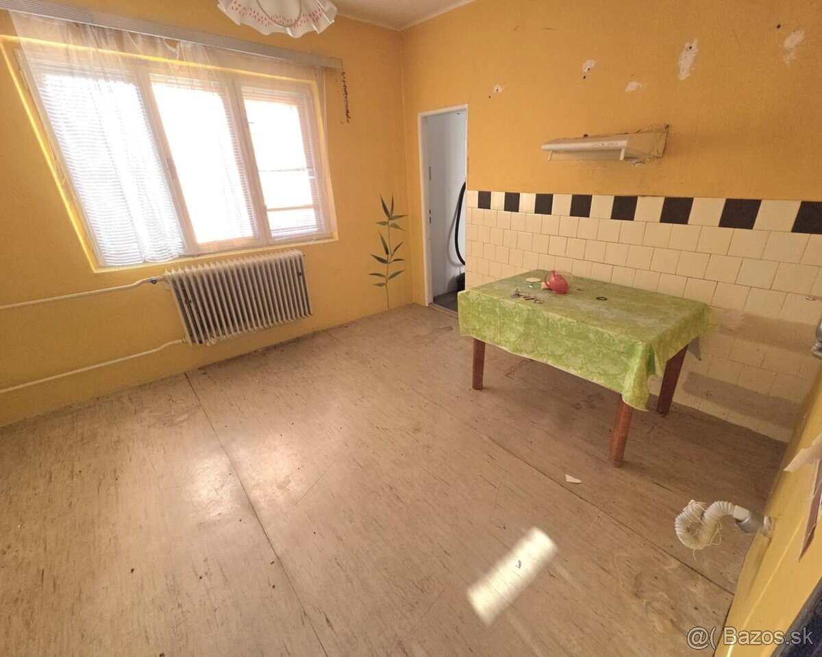 PREDAJ poschodový dom v obci Pastovce s pekným pozemkom - 13