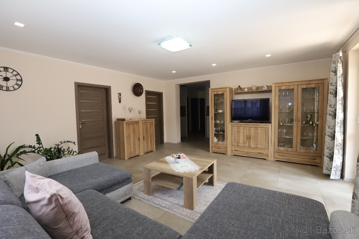 4 izbový rodinný dom so zariadením, pozemok 1174 m2 - 13