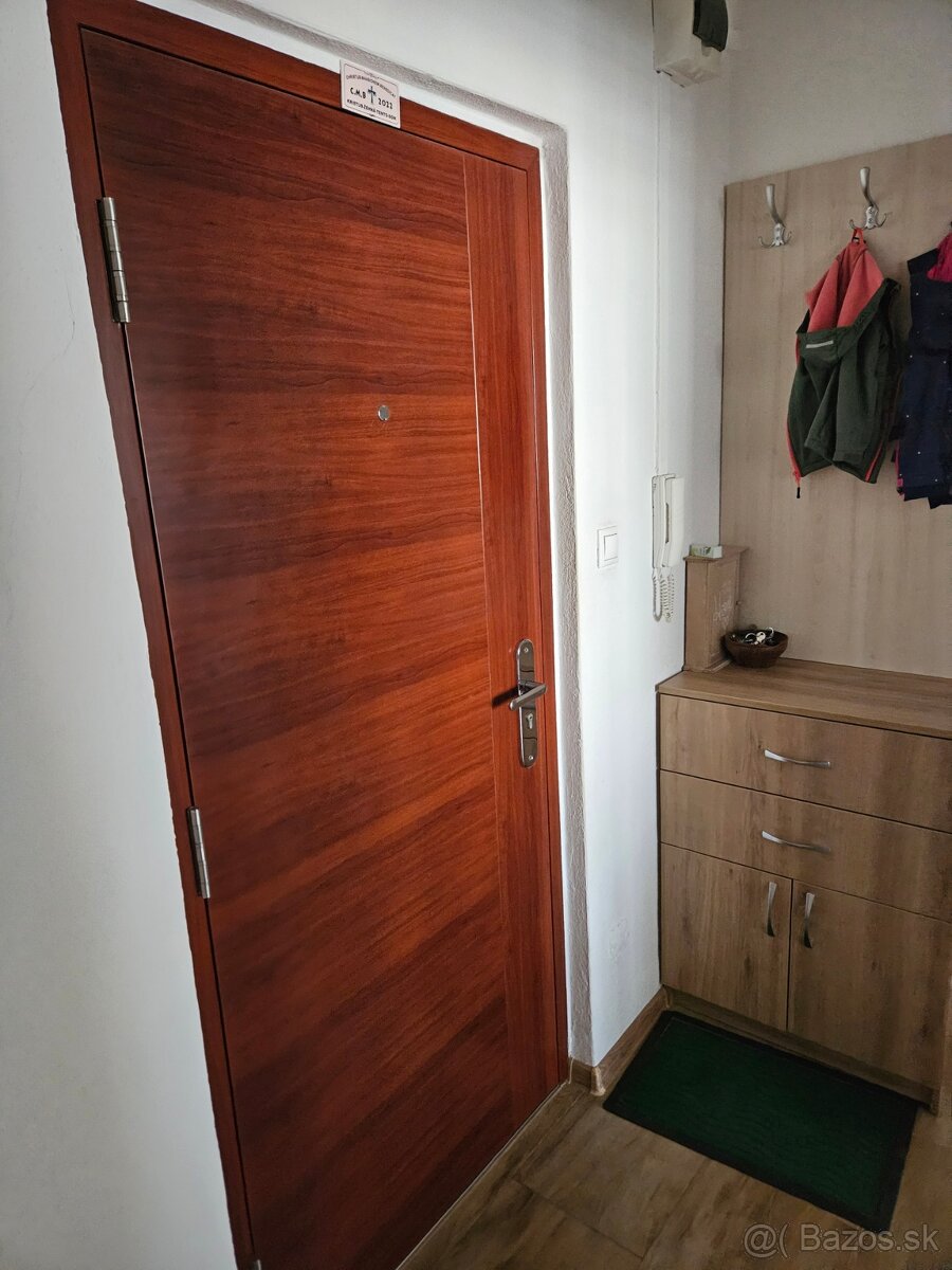 Predám slnečný priestranný 3-izbový byt v Novej Bani (74 m²) - 13