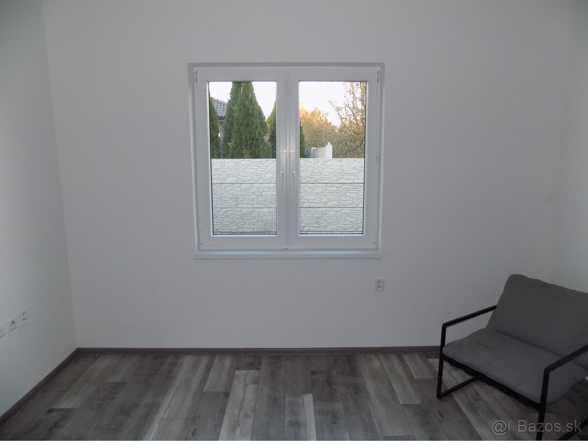 Novostavba domu v Kolárove s kuchynskou linkou + solárne pan - 13