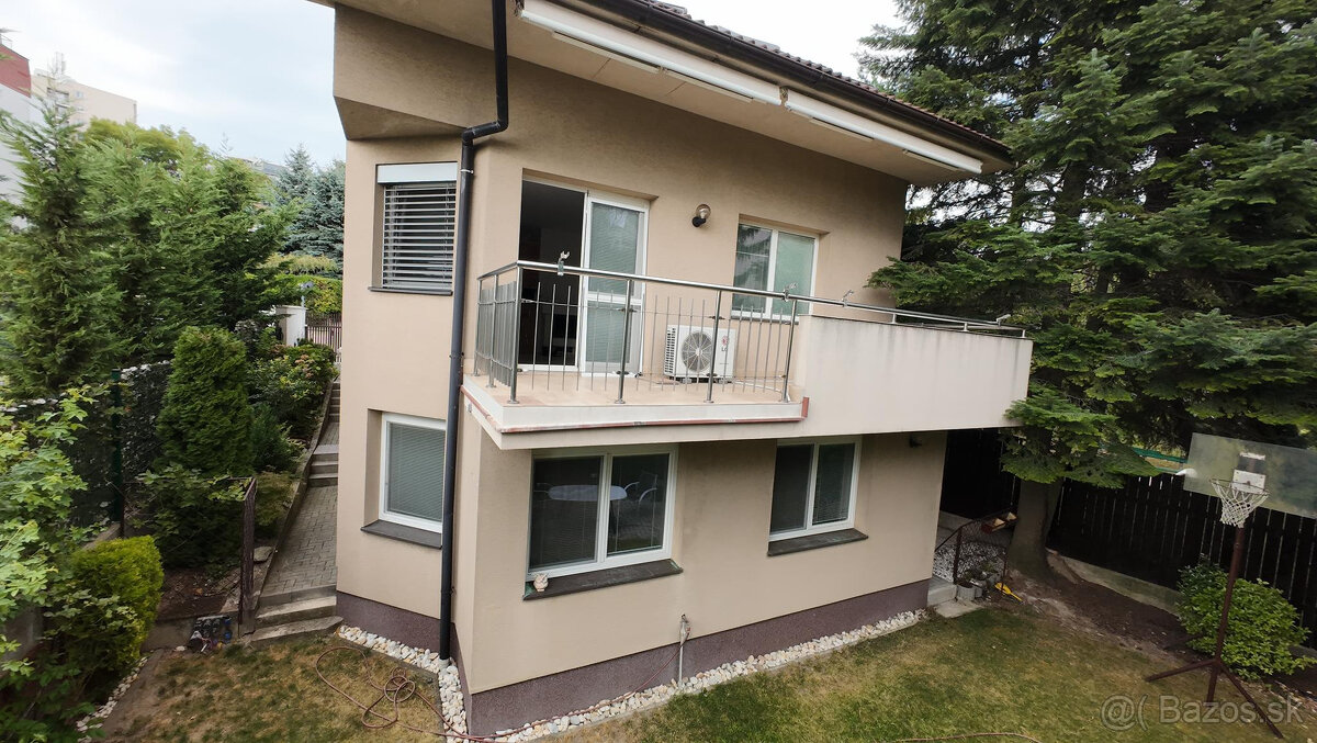 Na predaj Dvojgeneračný rodinný dom s dvomi vchodmi 2 a 5 iz - 13