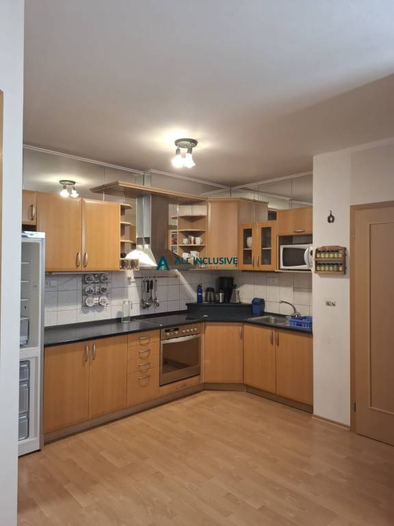 Priestranný byt v centre Bratislavy so záhradou - 13